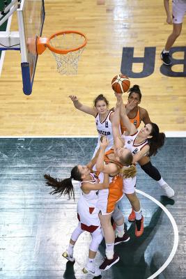 Нина Глонти (крайняя справа)